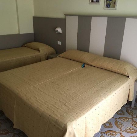 Hotel Laila Чезенатико Экстерьер фото