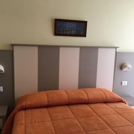 Hotel Laila Чезенатико Экстерьер фото