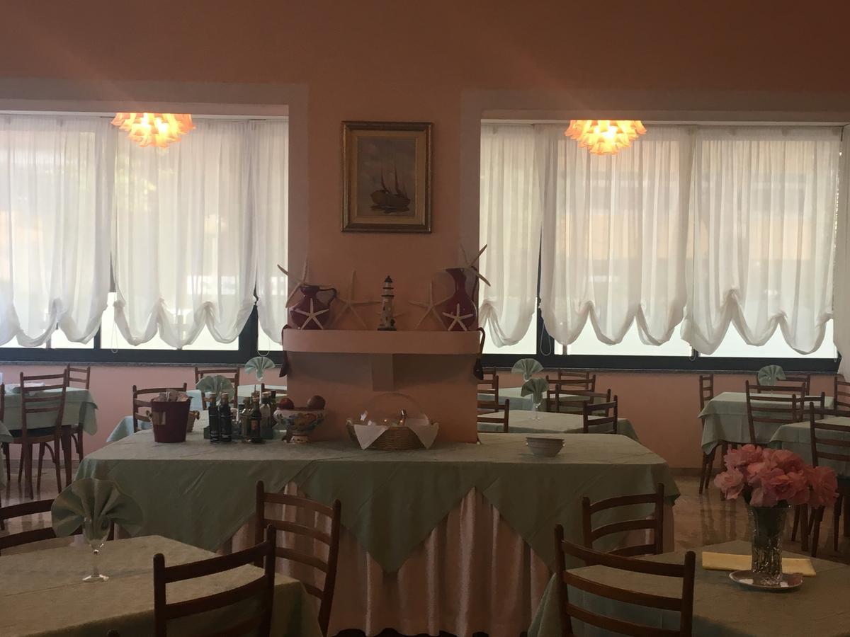 Hotel Laila Чезенатико Экстерьер фото
