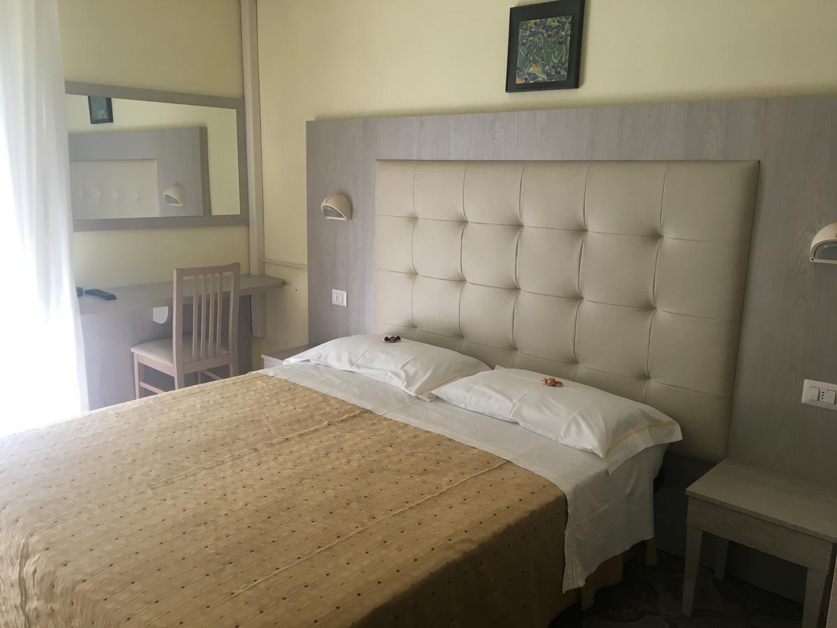 Hotel Laila Чезенатико Экстерьер фото