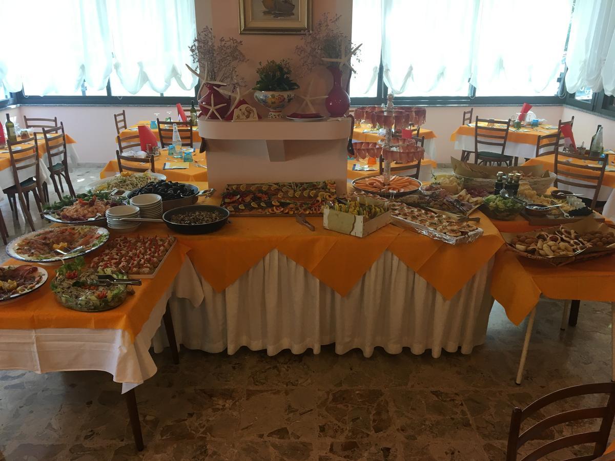 Hotel Laila Чезенатико Экстерьер фото