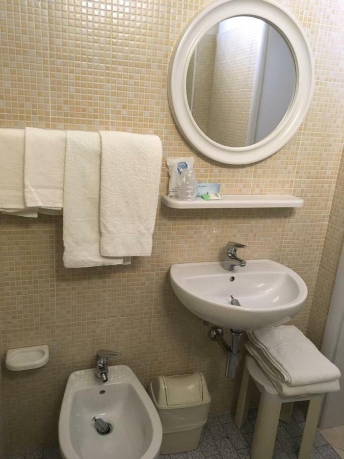 Hotel Laila Чезенатико Экстерьер фото