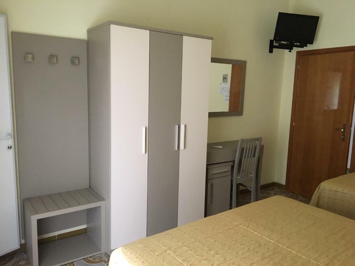 Hotel Laila Чезенатико Экстерьер фото