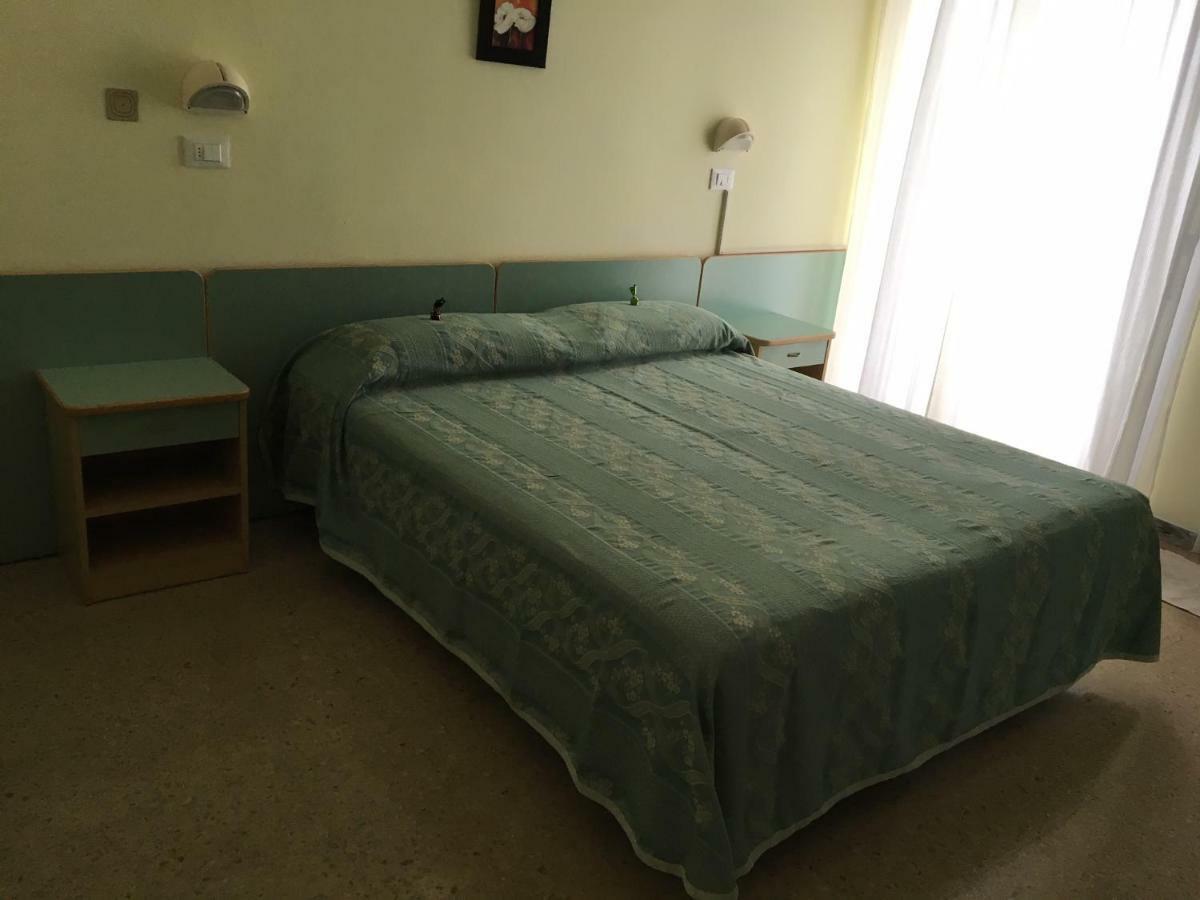 Hotel Laila Чезенатико Экстерьер фото