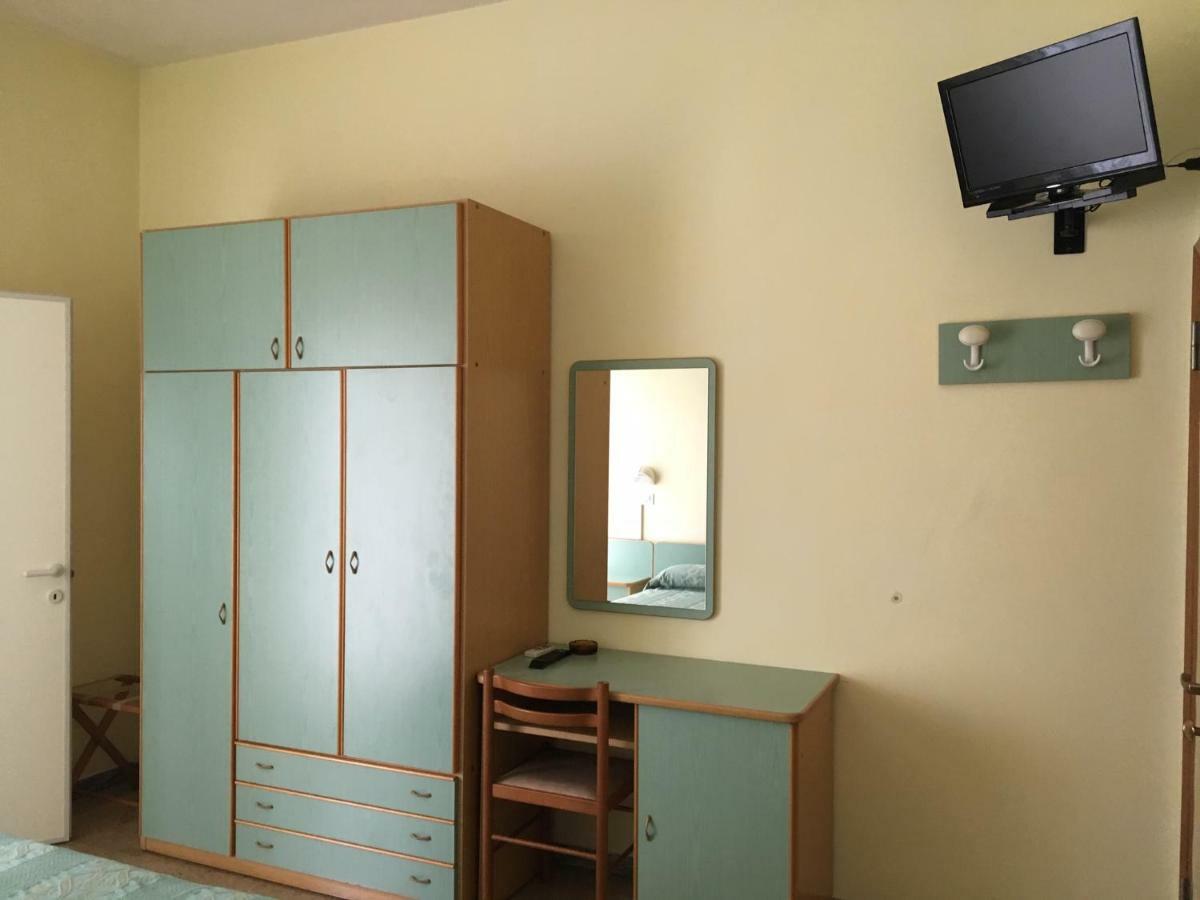 Hotel Laila Чезенатико Экстерьер фото